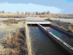 Фото 3 Гидротехнические сооружения: а) – дамба, разделяющая части озера с пресной и соленой водой; б) – канал для слива избытка пресной воды в море