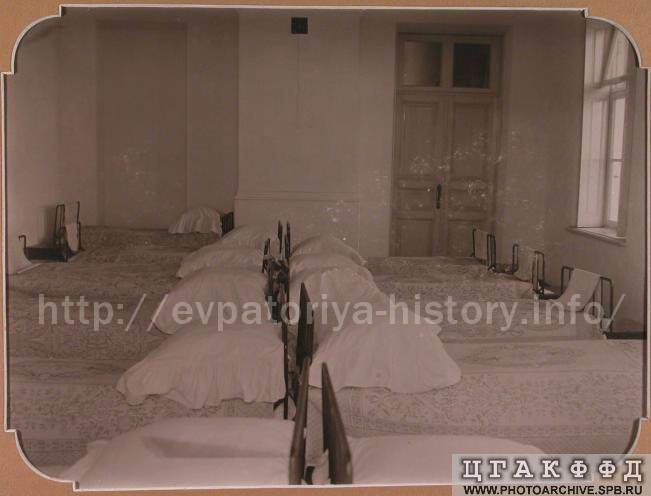 Вид части помещения спальни для воспитанниц школы