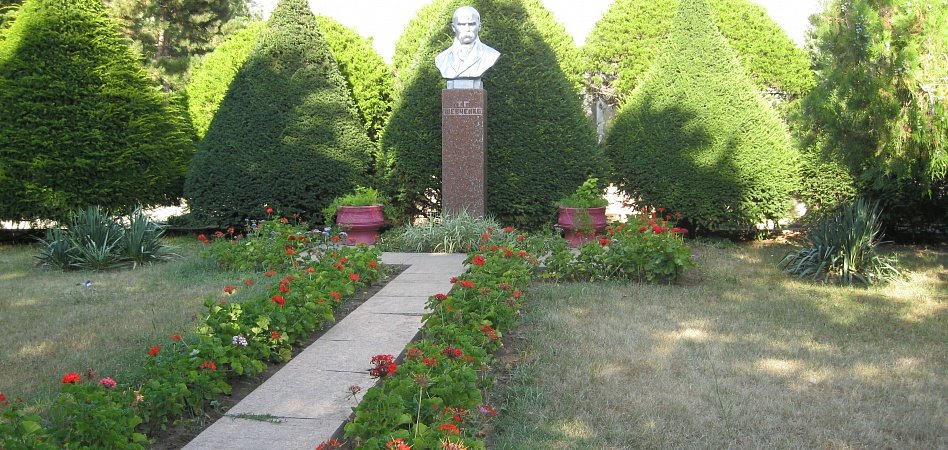 Памятник Т.Г. Шевченко в одноимённом санатории