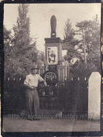 У первого памятника Н.А.Токареву