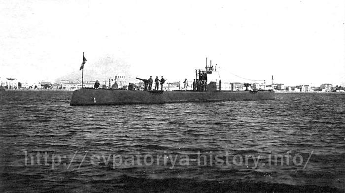 Подводная лодка ПОЛИТРУК (тип Морж) на рейде Евпатории. 1920-е годы