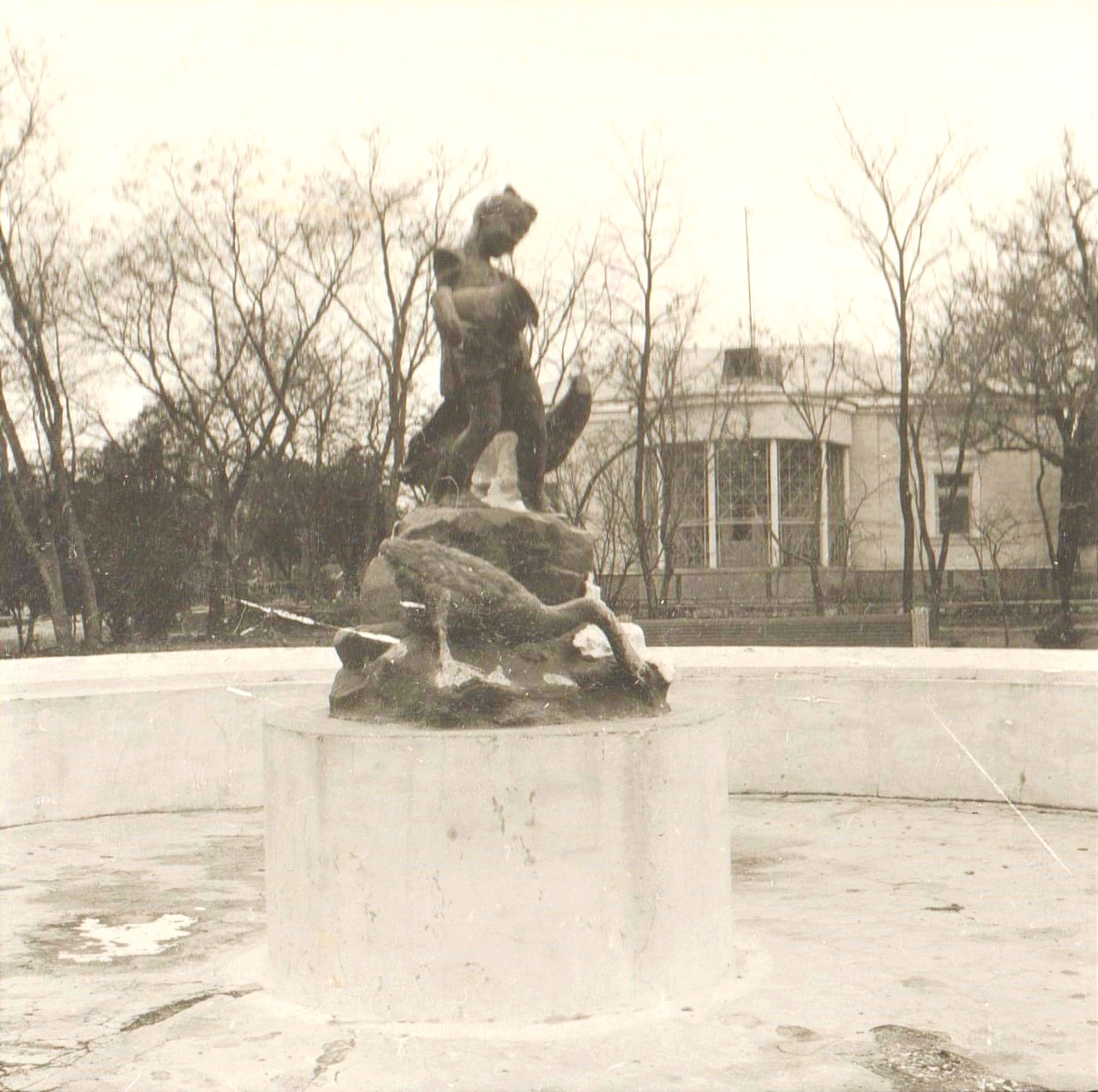 Скульптура в бассейне парка ВЦСПС (им. Франко) 