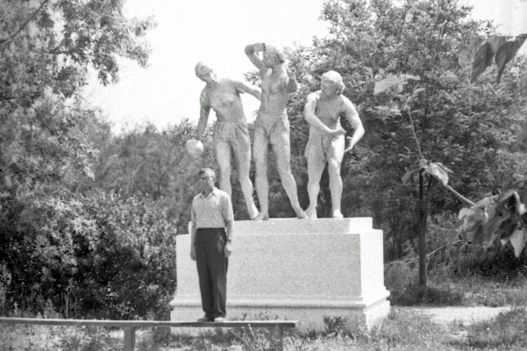 Скульптура `Спортсменки`, 1962 год