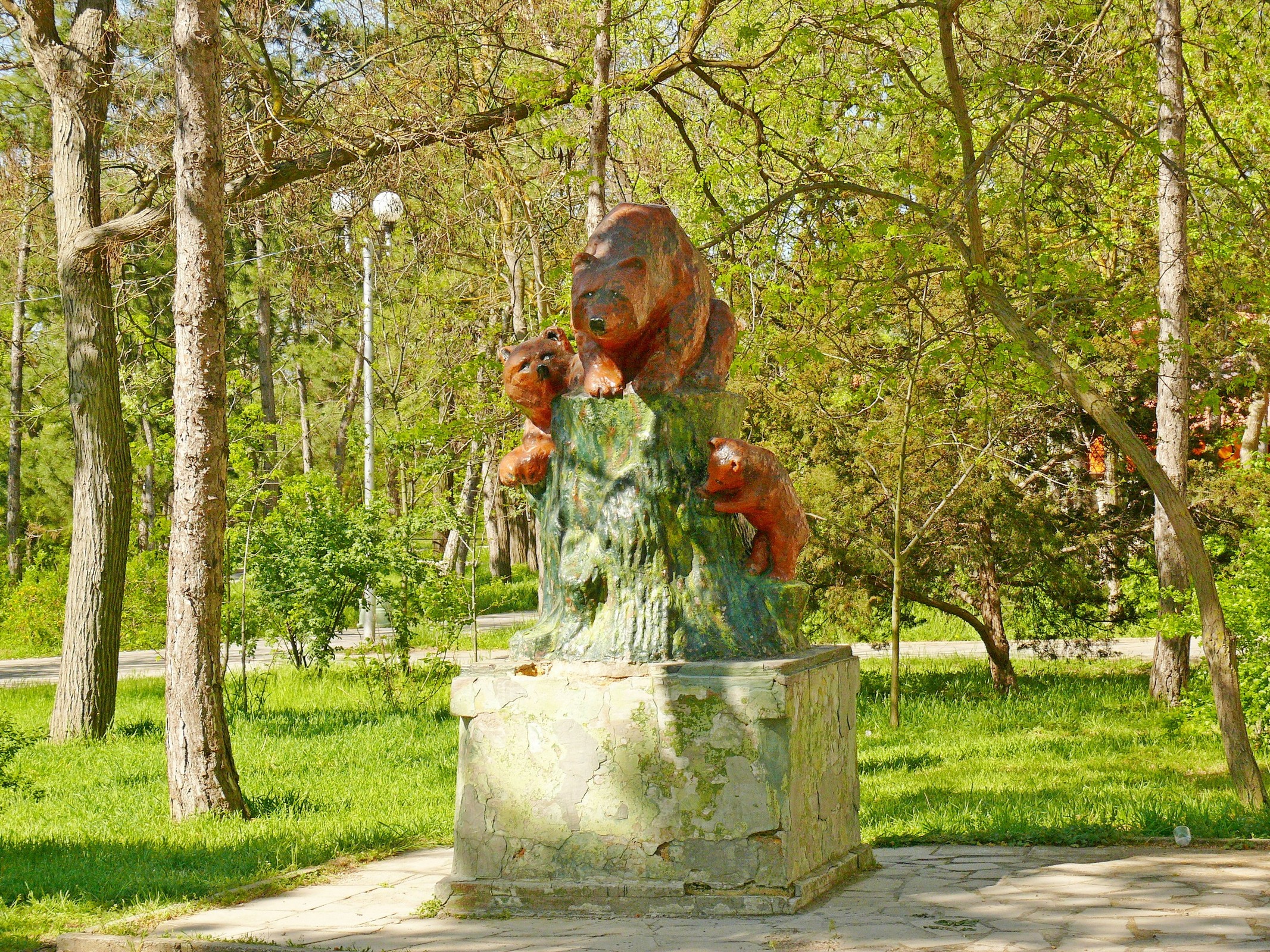 Скульпторная группа `Медведи` в Евпатории