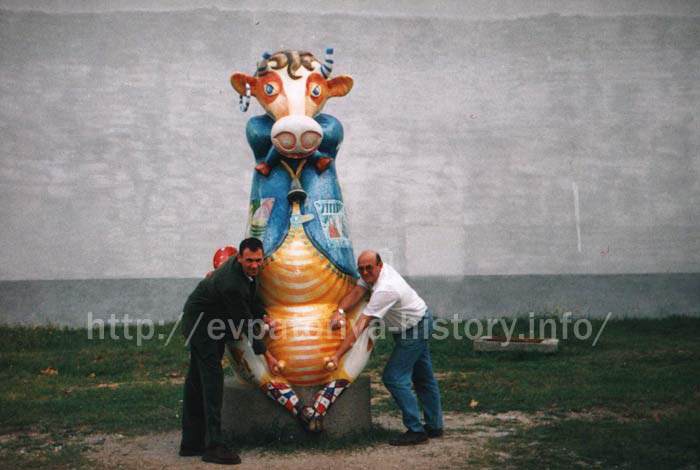 Скульптура `Бурёнка с телятами` около молокозавода в Евпатории