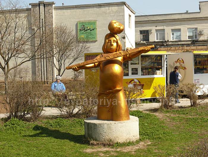 Скульптура `Пекарь` около хлебзавода в Евпатории