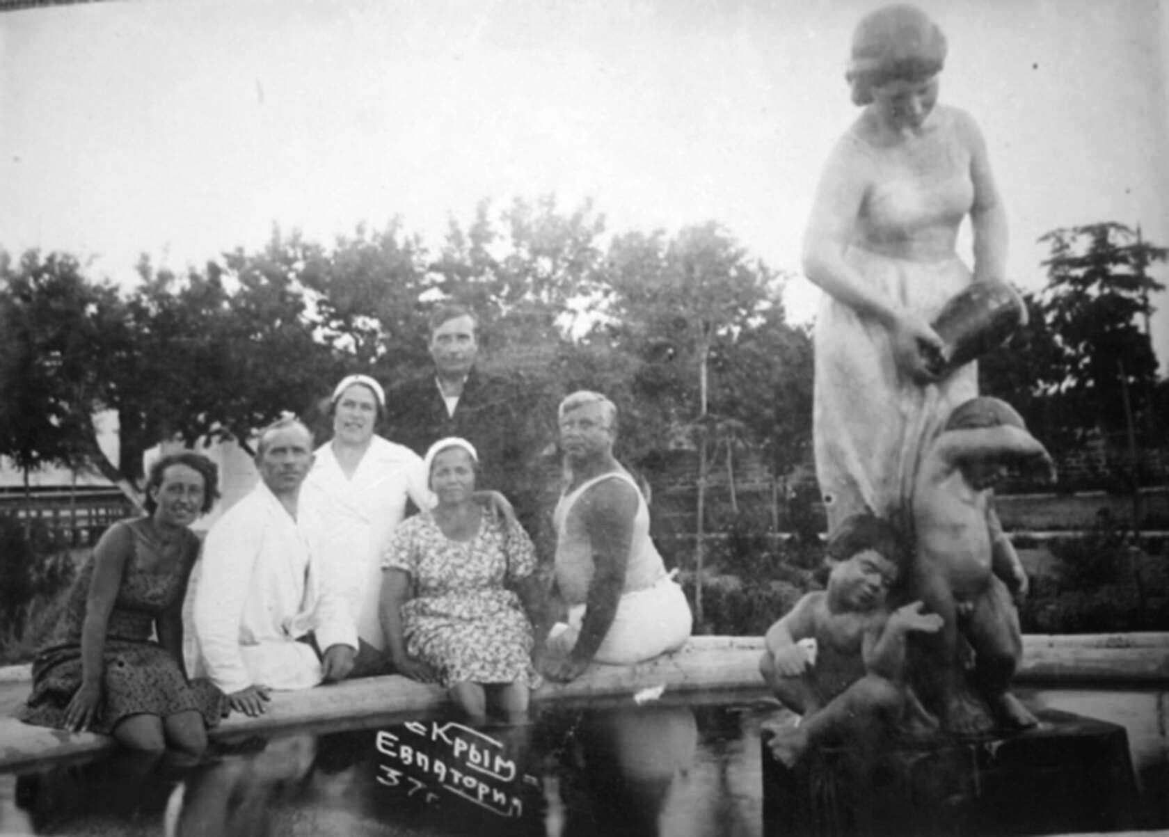 Скульптура `Мама с детьми`, 1937 г. 